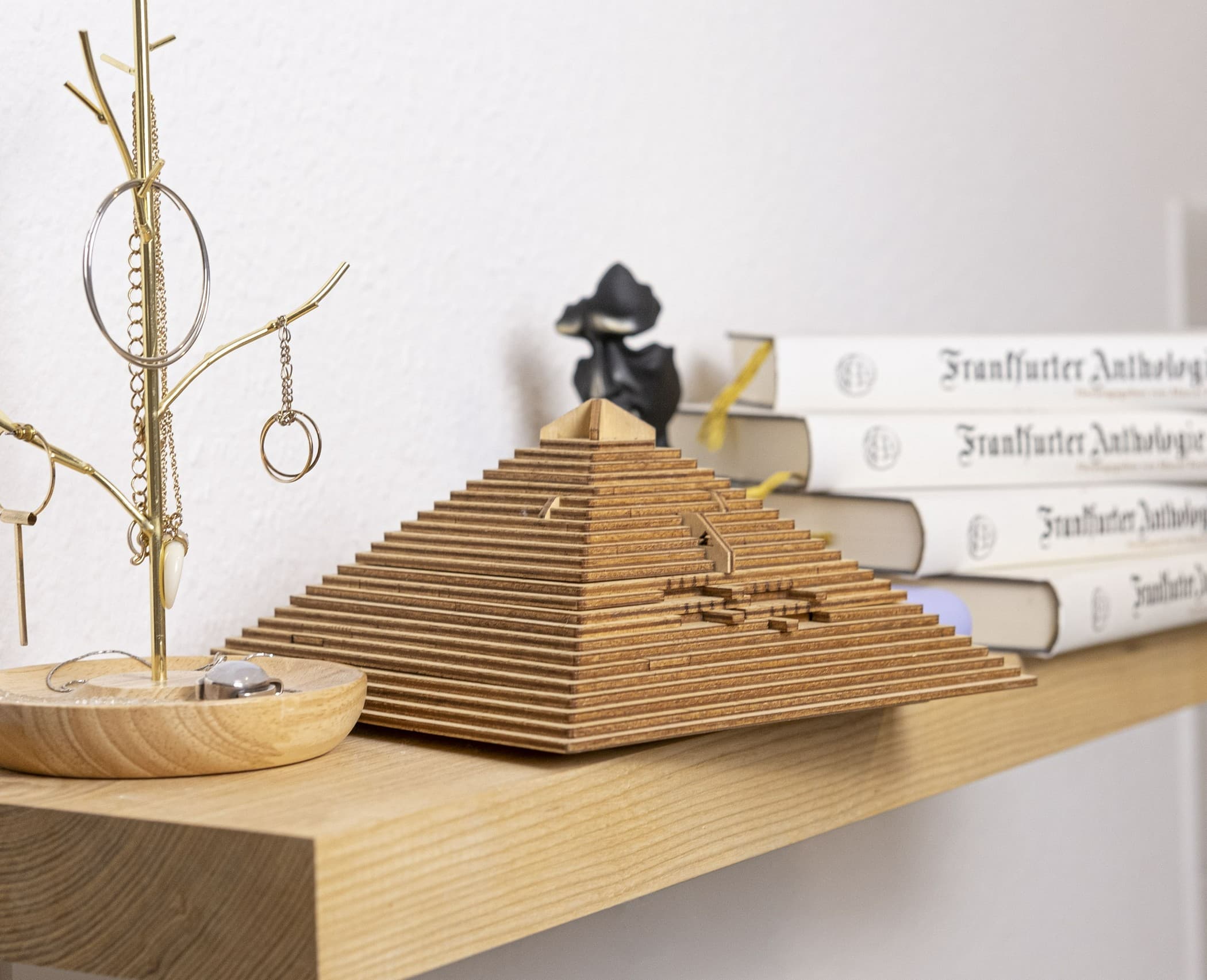 Images and photos of Quest Pyramid. ESC WELT.